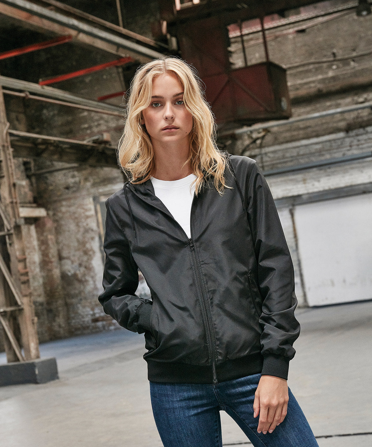 Jakkar - Women's Recycled Windrunner
