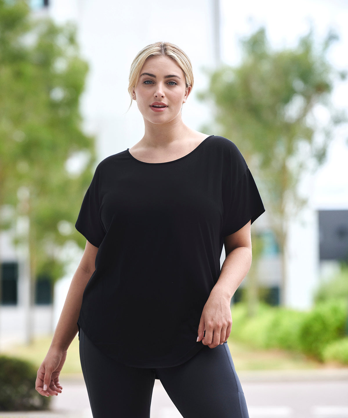 Stuttermabolir - Scoop Neck T